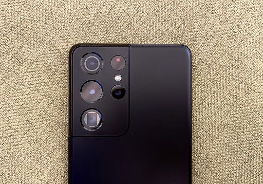 갤럭시S21 울트라. 네 개의 카메라가 탑재됐다. /사진=백유진 기자