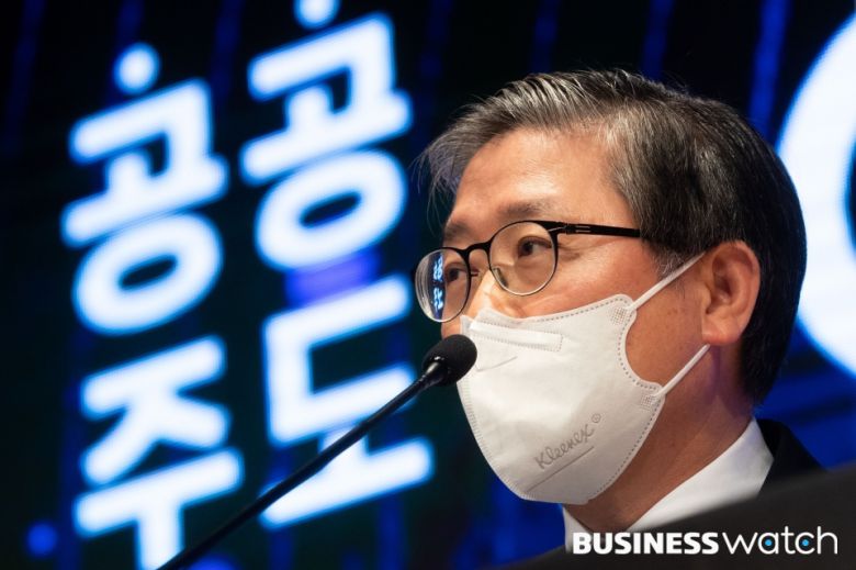 변창흠 국토교통부 장관이 4일 오전 서울 종로구 정부서울청사 별관에서 공공주도3080+ 대도시권 주택공급 획기적 확대방안을 발표를 마친 뒤 질문에 답하고 있다.2021.02.04