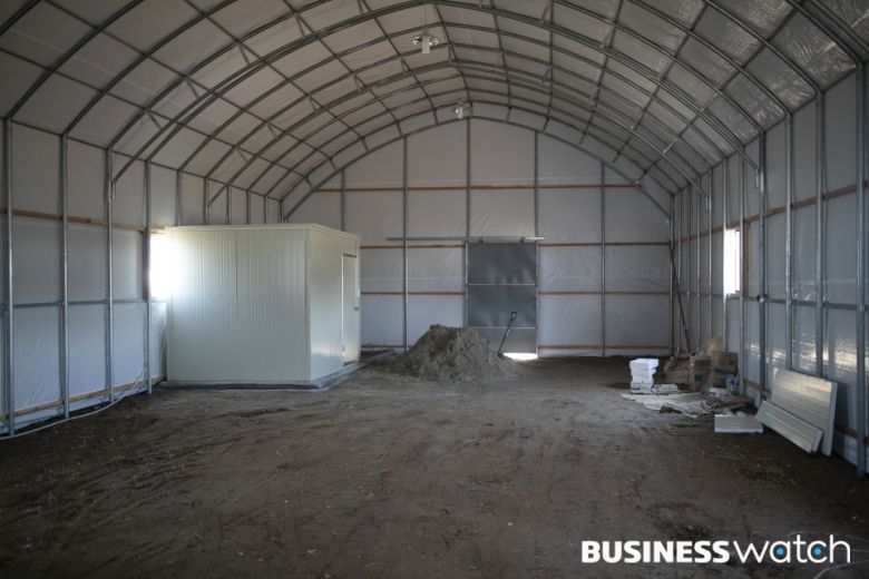 임시 공사만 마치고 멈춘 비닐하우스 내부 /사진=이명근 기자 qwe123@