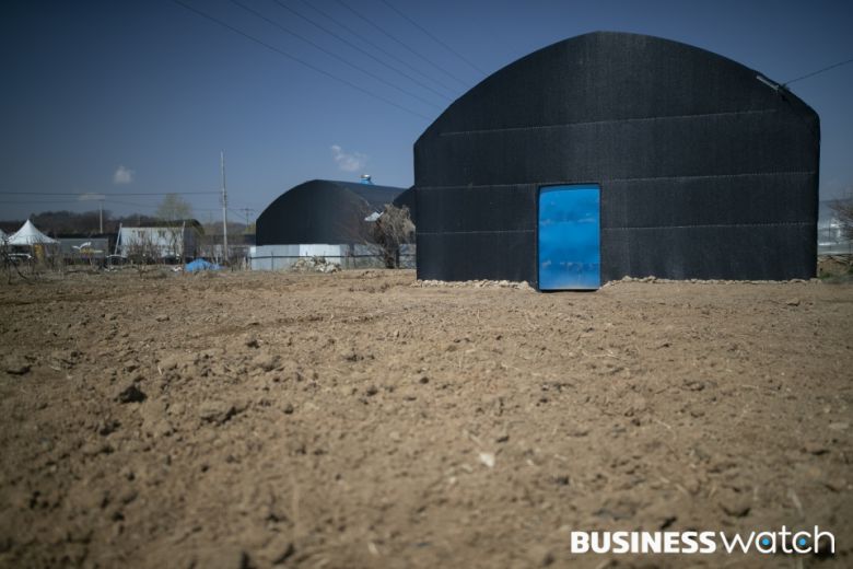 경작물이 있을것 같은 비닐하우스 이지만 내부는 공사를 중도 중지한 모습으로 버려져 있다. /사진=이명근 기자 qwe123@