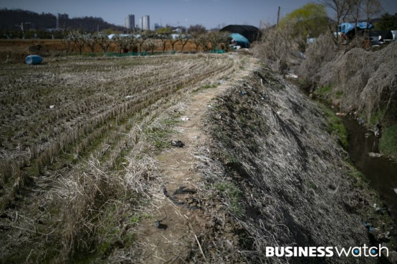 차로는 진입 할 수 없지만 국도로 부터 50여미터 떨어진 노온사동 투기의혹 토지 /사진=이명근 기자 qwe123@