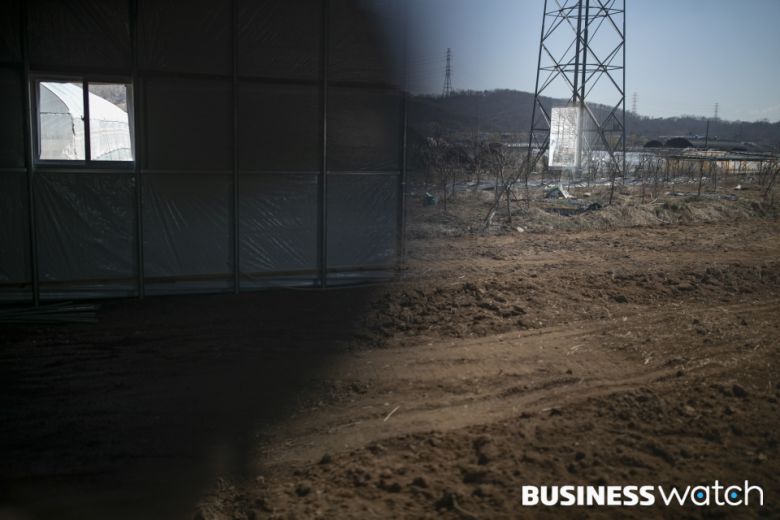 텅빈 내부와 투기의혹의 땅 (유리반영 촬영) /사진=이명근 기자 qwe123@