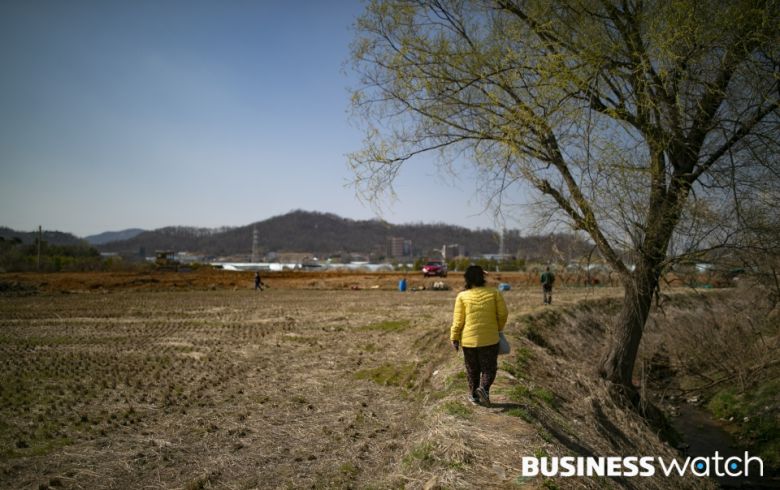 이씨가 밭일을 위해 경작지로 향하고 있다. /사진=이명근 기자 qwe123@