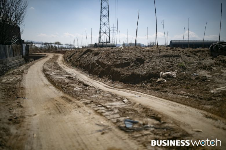 단차를 높이는 성토 작업을 마친 투기의혹 토지(사진 오른쪽 부분)에 다다르자 흙길이 시작됐다. /사진=이명근 기자 qwe123@