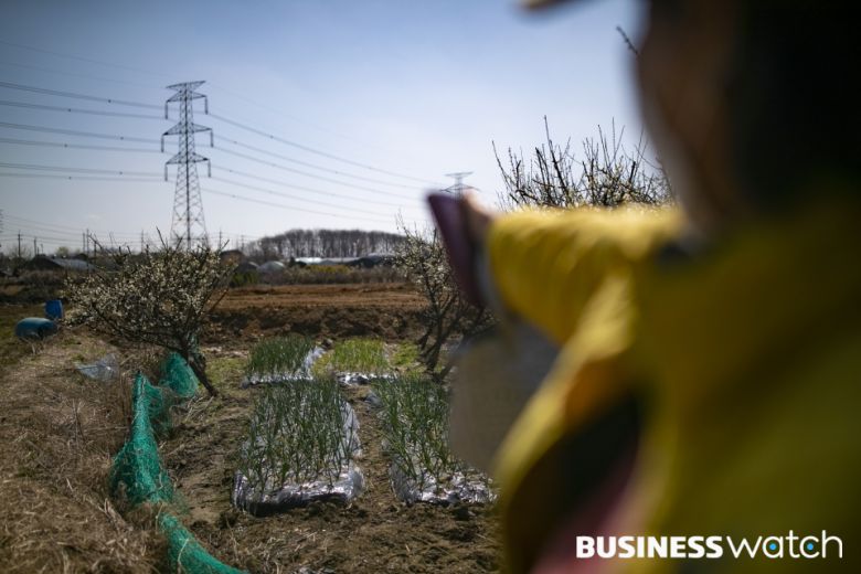 이씨가 투기의혹을 받고 있는 노온사동 필지주소지를 가리키고 있다. /사진=이명근 기자 qwe123@