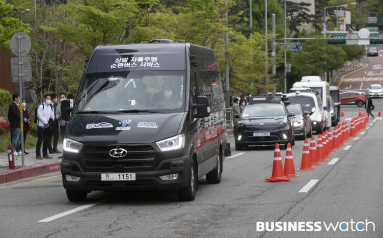 16일 오전 서울 마포구 상암동 자율주행시범지구에서 열린 제8차 혁신성장 빅3 추진회의에서 자율주행차량들이 시범주행을 하고 있다. 2021.04.16