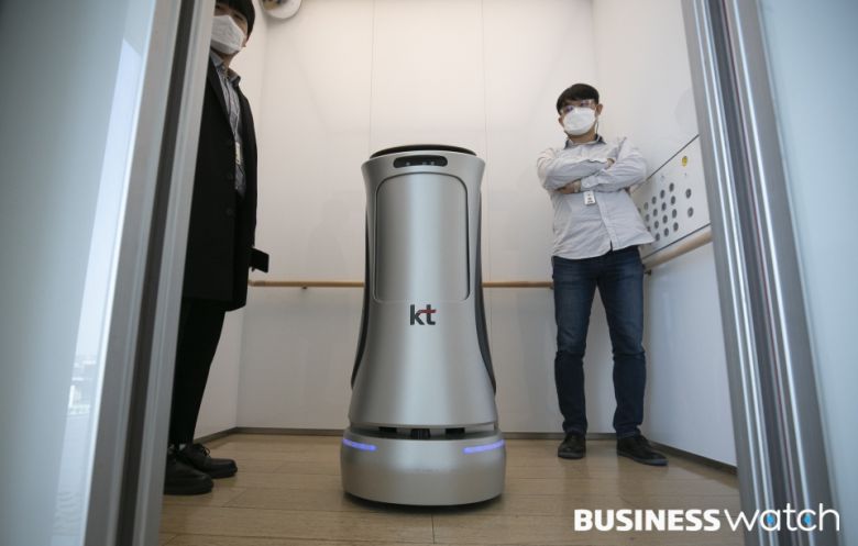 건물내 엘리베이터를 스스로 잡고 원하는 층수를 누른다. 건물내 스마트형 엘리베이터와 로봇은 연동된다. /사진=이명근 기자 qwe123@