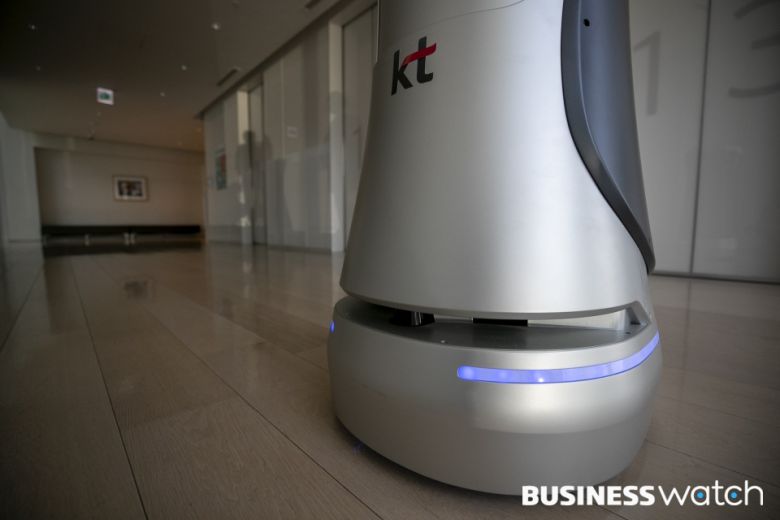 밑부분에 장착된 라이다센서로 자율주행 로봇은 지형을 스캔한다. /사진=이명근 기자 qwe123@