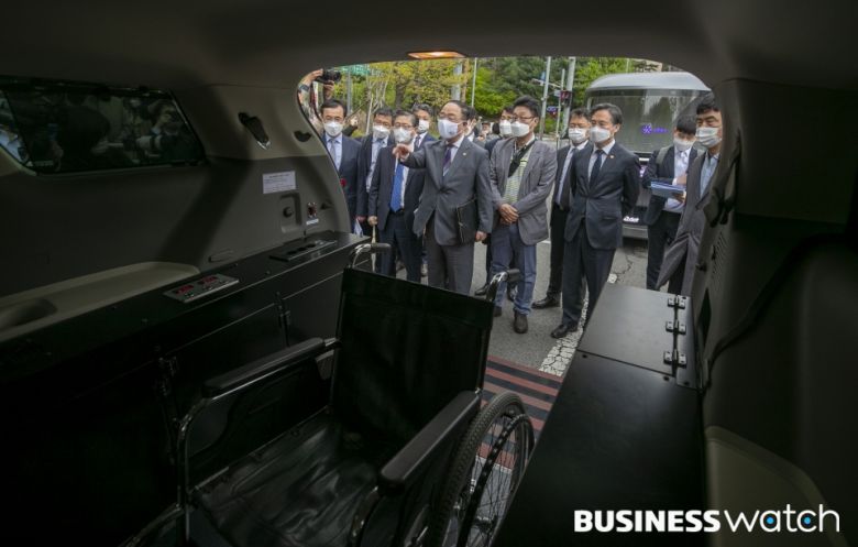 홍남기 부총리가 의료용으로 사용이 가능한 자율주행 차량내부를 바라보고 있다. /사진=이명근 기자 qwe123@