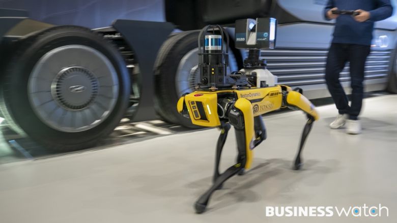 현대자동차가 인수한 보스턴 다이내믹스사의 로봇개 '스팟'이 라이다 센서를 달고 자율주행시연을 하고 있다. /사진=이명근 기자 qwe123@