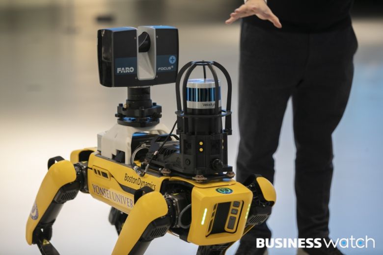 현대자동차 관계자가 보스턴 다이내믹스사 로봇 '스팟'에 대한 기술 설명을 하고 있다. /사진=이명근 기자 qwe123@