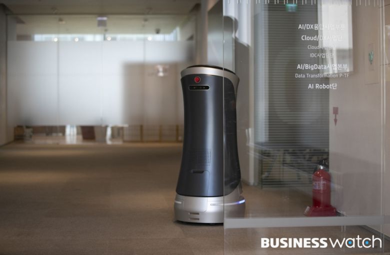 출발하는 우편로봇. 이 자율주행 로봇은 13층에서 입력한 3층의 사무실로 자율주행을 시작했다. /사진=이명근 기자 qwe123@