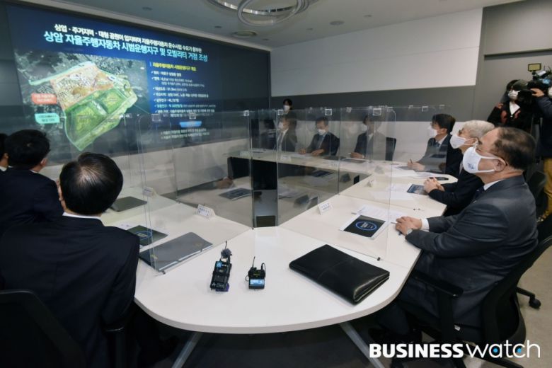 홍남기 경제부총리 겸 기획재정부 장관이 16일 오전 서울 마포구 매봉산로 미래모빌리티센터에서 열린 제8차 혁신성장 BIG3 추진회의에 앞서 자율주행 시범사업 추진상황을 보고받고 있다. /이명근 기자 qwe123@