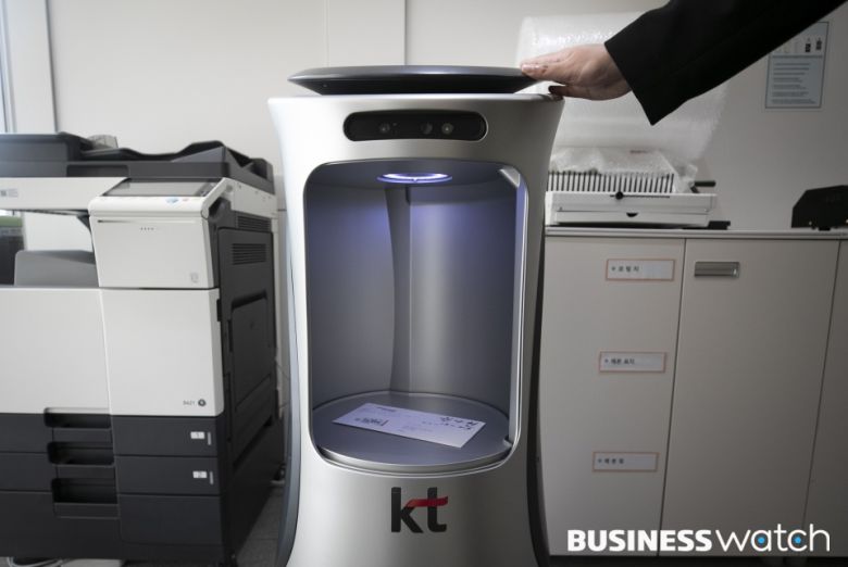 호텔 로봇과 플랫폼을 함께하고 있는 KT우편로봇 /사진=이명근 기자 qwe123@