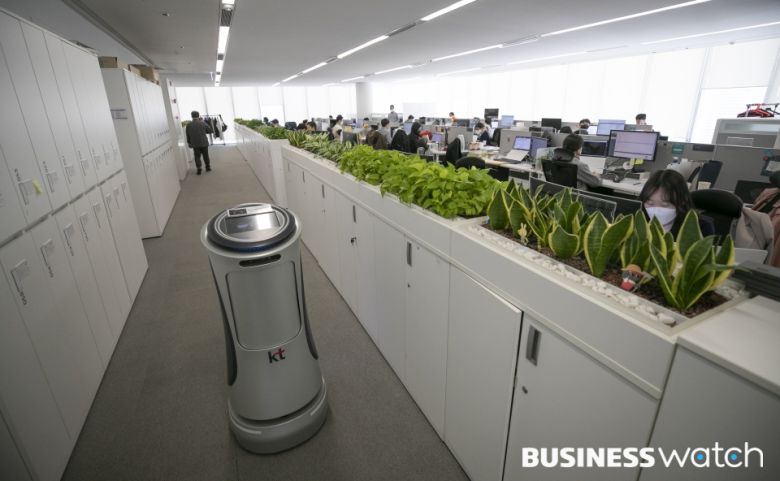 사무실 복도를 누비는 자율주행 로봇 /사진=이명근 기자 qwe123@