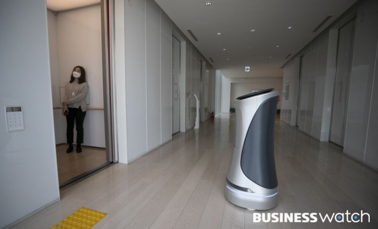 건물내 직원들과 함께 생활이 가능한 우편로봇 /사진=이명근 기자 qwe123@