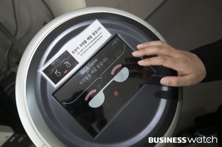 KT 우편로봇은 우편물을 넣고 도착지를 입력하면 건물내에서 엘리베이터 환승도 가능한 자율주행 로봇이다. /사진=이명근 기자 qwe123@