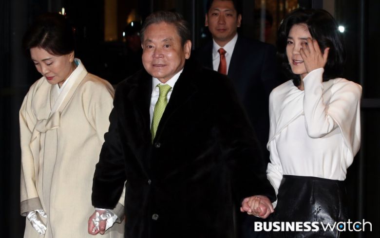 2014년 1월, 당시 73세 생일을 맞은 이건희 삼성그룹 회장이 부인 홍라희 리움미술관장, 이부진 신라호텔 사장과 함께 서울 중구 장충동 신라호텔에서 열린 '신년 사장단 만찬행사'에 참석하고 있다. /사진=이명근 기자 qwe123@