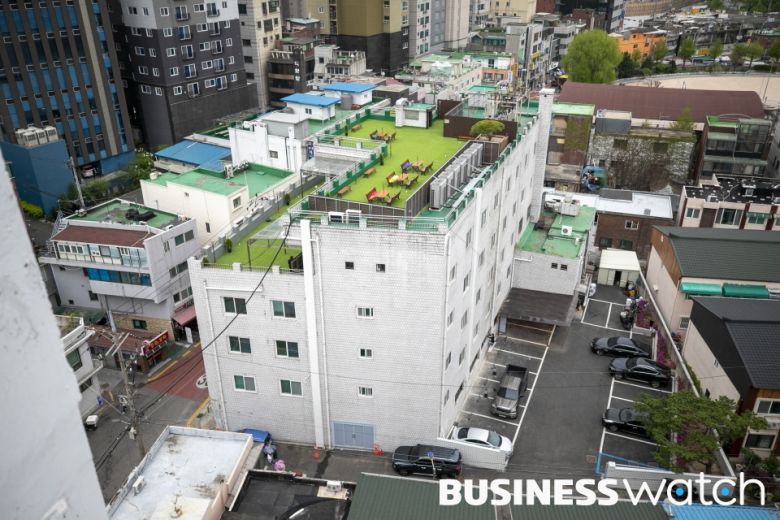 서울 마포구 공덕동에 위치한 현 금성출판사 본사. 지하철 5․6호선 공덕역에서 도보로 10분 거리로 대지면적 1241㎡에 지하 1층, 지상 5층 규모의 본관 건물이다. / 사진=이명근 기자 qwe123@