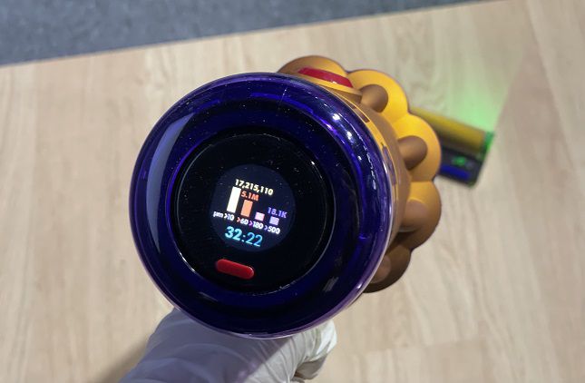 신제품은 피조 센서를 탑재해 흡입된 먼지의 양과 크기를 구분해주고, 소비자들은 이를 화면으로 확인할 수 있다. /사진=백유진 기자