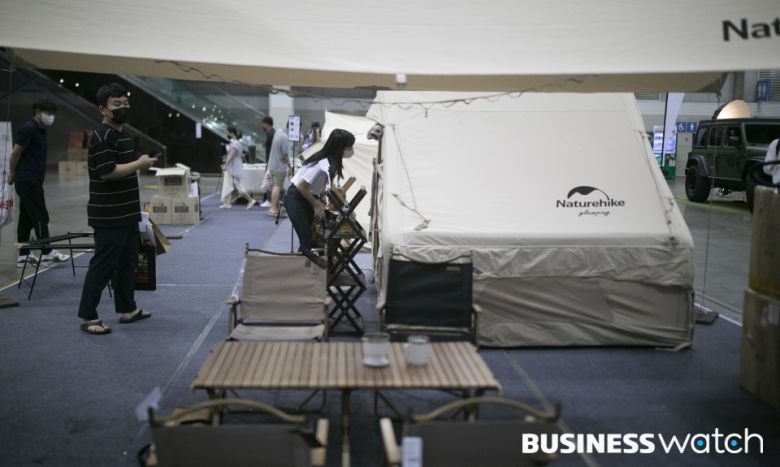 중국 네이쳐하이크 부스 관람하는 관람객들 /사진=이명근 기자 qwe123@
