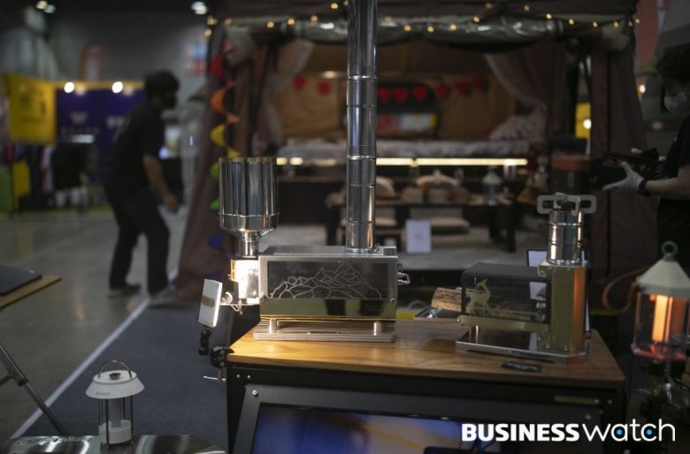 불멍을 할 수 있는 빅토리캠프사의 타이가(왼쪽)와 보노솔로 스토브. /사진=이명근 기자 qwe123@