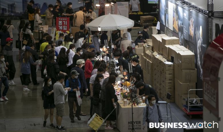 캠핑 필수요소인 조명용품점은 인산인해를 이루고 있다. /사진=이명근 기자 qwe123@