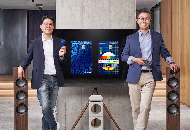 SK브로드밴드 최진환 대표(오른쪽)와 현대카드 김덕환 대표가 SK브로드밴드·현대카드 오션 에디션과 인터넷 에디션 출시를 맞아 사진촬영을 했다. /사진=SK브로드밴드