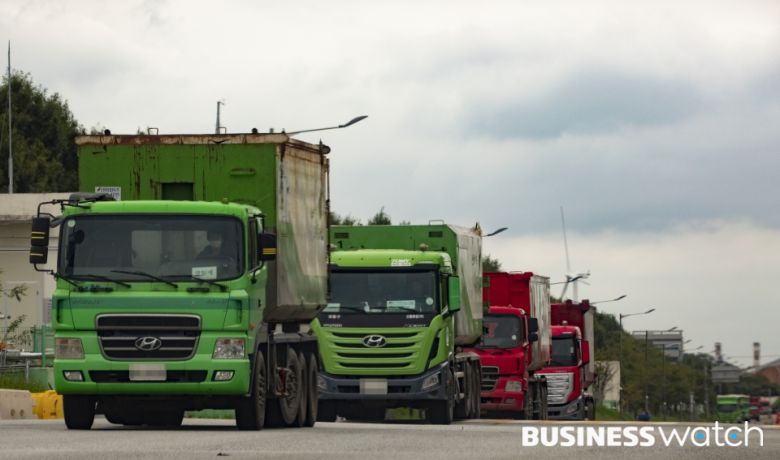 끊임없이 밀려들어오는 쓰레기/사진=이명근 기자 qwe123@