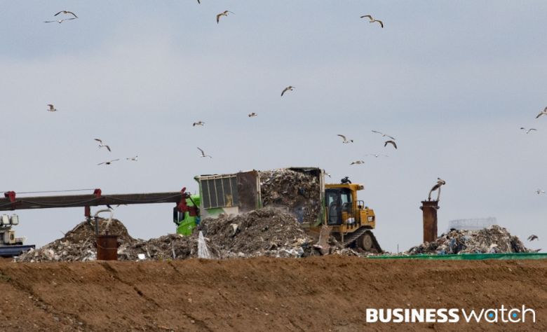 직매립되는 쓰레기들/사진=이명근 기자 qwe123@