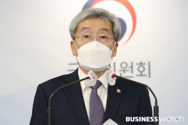 고승범 금융위원장이 26일 오전 서울 종로구 정부서울청사에서 가계부채 관리 강화 방안 관련 브리핑을 하고 있다./사진=이명근 기자 qwe123@