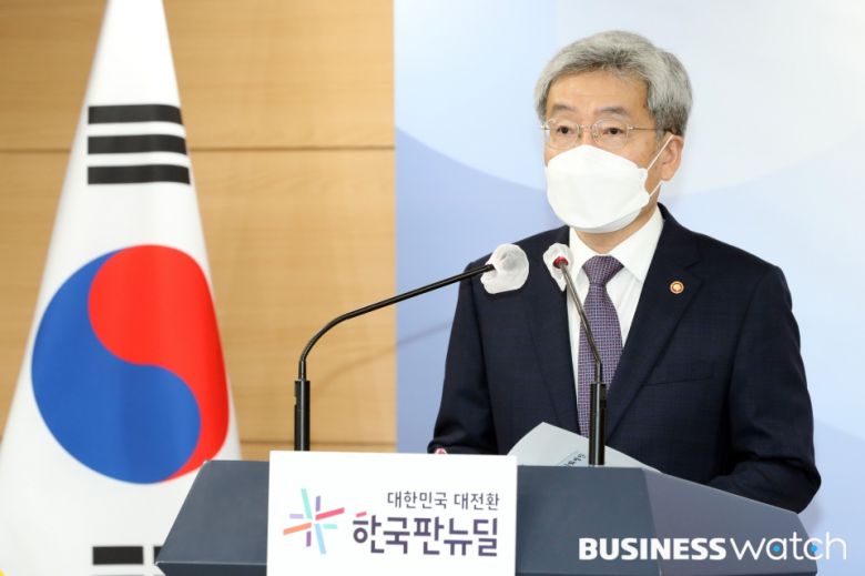 고승범 금융위원장이 26일 종로구 정부서울청사에서 가계부채 관리 강화방안을 브리핑하고 있다./사진=이명근 기자 qwe123@