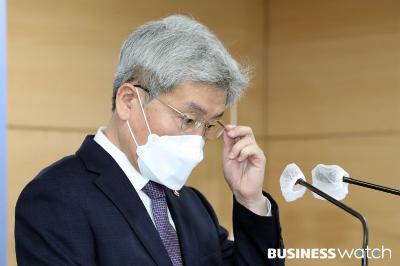 고승범 금융위원장이 26일 종로구 정부서울청사에서 열린 가계부채 관리 강화방안 브리핑에서 취재진의 질문을 듣고 있다./사진=이명근 기자 qwe123@