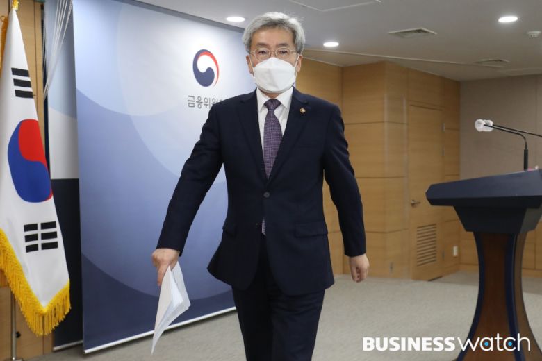 고승범 금융위원장이 26일 오전 서울 종로구 정부서울청사에서 열린 가계부채 관리 강화 방안 관련 브리핑을 마친 후 이동하고 있다./사진=이명근 기자 qwe123@