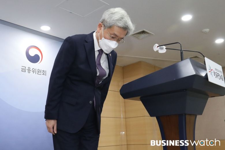 고승범 금융위원장이 26일 오전 서울 종로구 정부서울청사에서 열린 가계부채 관리 강화 방안 관련 브리핑에서 인사를 하고 있다./사진=이명근 기자 qwe123@