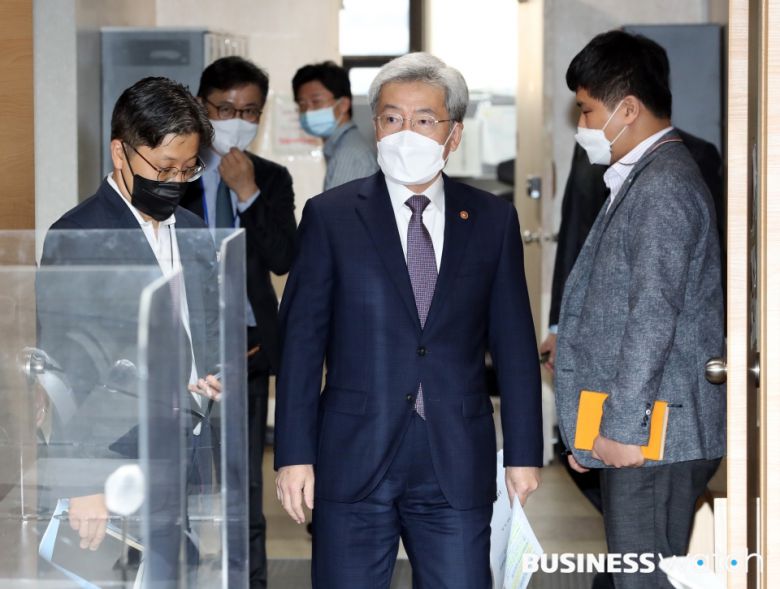 고승범 금융위원장이 26일 종로구 정부서울청사에서 가계부채 관리 강화방안 브리핑을 위해 입장하고 있다./사진=이명근 기자 qwe123@