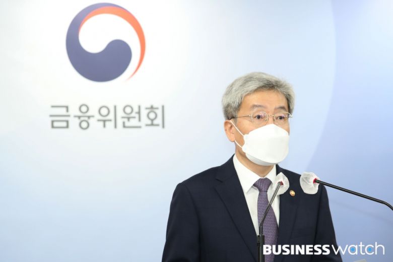 고승범 금융위원장이 26일 오전 서울 종로구 정부서울청사에서 가계부채 관리 강화 방안 관련 브리핑을 하고 있다./사진=이명근 기자 qwe123@