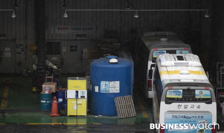 "2만 톤 공수? 저 탱크 하나가 1만톤이다. 2만톤은 서울지사에서 한달 정도 밖에 못쓰는 양" /사진=이명근 기자 qwe123@