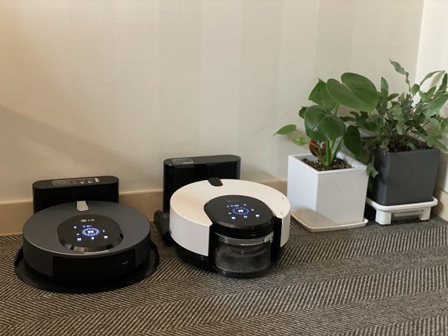 LG전자 '코드제로 M9'(왼쪽)과 '코드제로 R9 오브제컬렉션'(오른쪽)./사진=백유진 기자 byj@