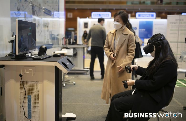 10일 오전 서울 삼성동 코엑스에서 열린 '제조혁신코리아 2021'에 참석한 관람객이 메타버스 기술을 이용한 공장 체험을 하고 있다./사진=이명근 기자 qwe123@