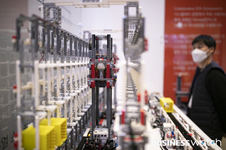 10일 오전 서울 삼성동 코엑스에서 열린 '제조혁신코리아 2021'에 참석한 관람객이 레고를 이용해 만든 스마트팩토리를 바라보고 있다./사진=이명근 기자 qwe123@