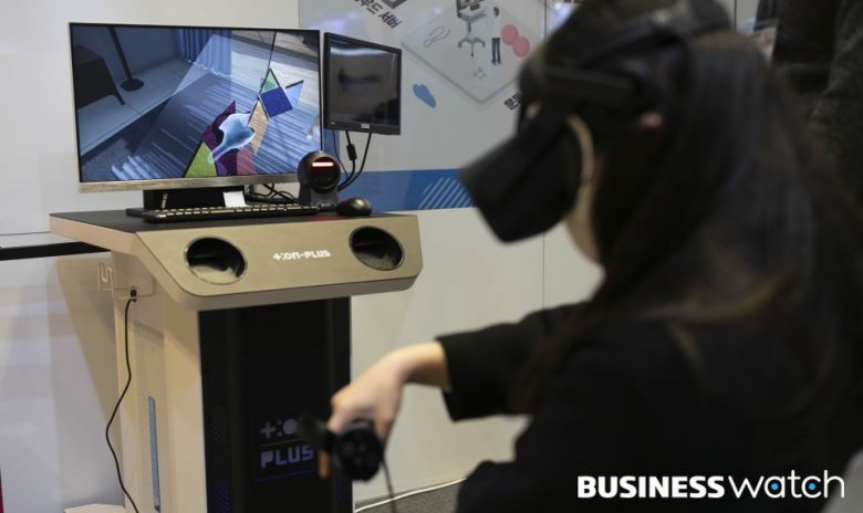 10일 오전 서울 삼성동 코엑스에서 열린 '제조혁신코리아 2021'에 참석한 관람객이 메타버스 기술을 이용한 공장 체험을 하고 있다./사진=이명근 기자 qwe123@