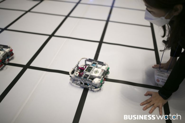 10일 오전 서울 삼성동 코엑스에서 열린 '제조혁신코리아 2021'에 참석한 카이스트가 AI 물류 이동 기술을 시연하고 있다./사진=이명근 기자 qwe123@