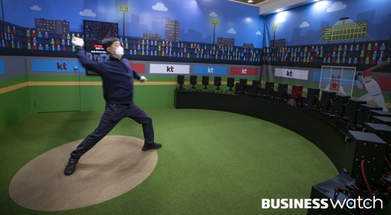 KT가 16일 서울 강남구 코엑스에서 열린 '코리아 메타버스 페스티벌'에서 메타버스 서비스 '매트릭스뷰'를 선보이고 있다./사진=이명근 기자 qwe123@