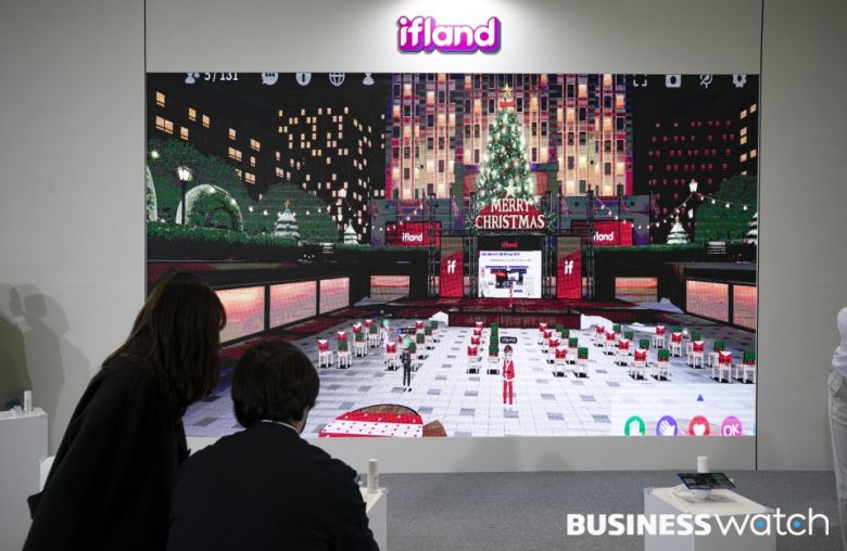 SK텔레콤이 16일 서울 강남구 코엑스에서 열린 '코리아 메타버스 페스티벌'에서 메타버스 플랫폼 '이프랜드(ifland)'를 선보이고 있다./사진=이명근 기자 qwe123@
