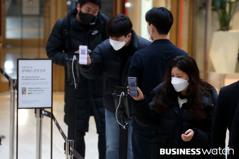 10일 서울의 한 대형백화점 출입문에 방역패스 적용을 알리는 안내문이 설치돼있다. 백화점과 대형마트 등 면적 3천㎡ 이상 대규모 점포는 10일부터 새롭게 방역패스의 적용을 받는다. /사진=이명근 기자 qwe123@