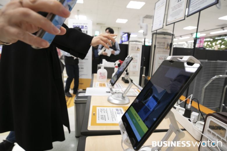 10일 서울의 한 대형마트 출입문에 방역패스 적용을 알리는 안내문이 설치돼있다. 백화점과 대형마트 등 면적 3천㎡ 이상 대규모 점포는 10일부터 새롭게 방역패스의 적용을 받는다. /사진=이명근 기자 qwe123@