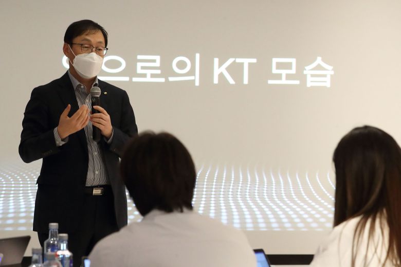 구현모 KT 대표가 1일(현지시간) 스페인 바르셀로나에서 열린 'MWC 2022'에서 기자들의 질문에 답변하고 있다. /사진=KT 제공