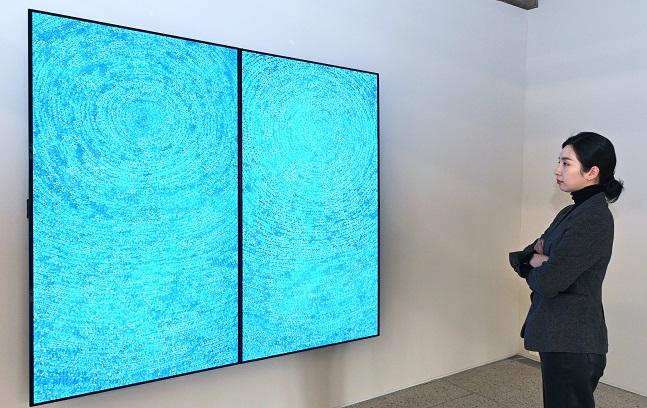 서울 용산구 보광동에 위치한 가나아트 보광에 전시된 김환기 화백의 대표작 '우주'의 NFT 작품./사진=LG전자 제공