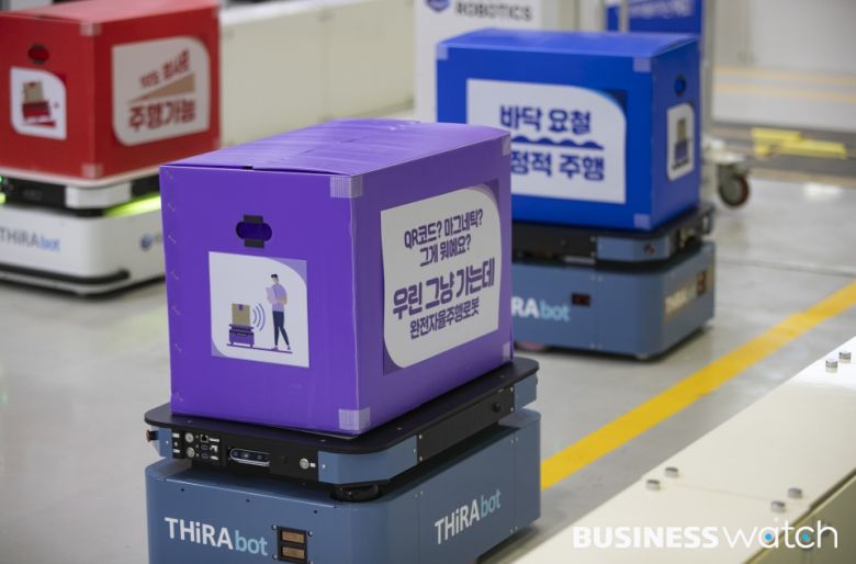 6일 서울 삼성동 코엑스에서 열린 '스마트팩토리·자동화산업전 2022'에서 AI로봇이 물류 분류 시연을 하고 있다. /사진=이명근 기자 qwe123@